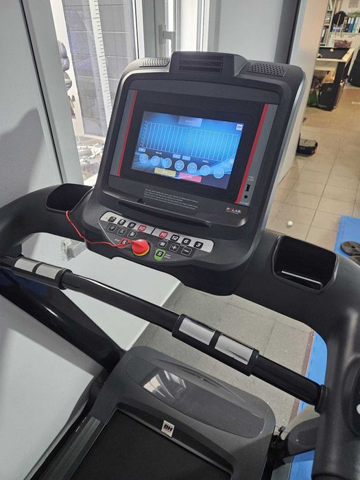 Passadeira BH Fitness com ecrã multimédia (YouTube) - gama superior