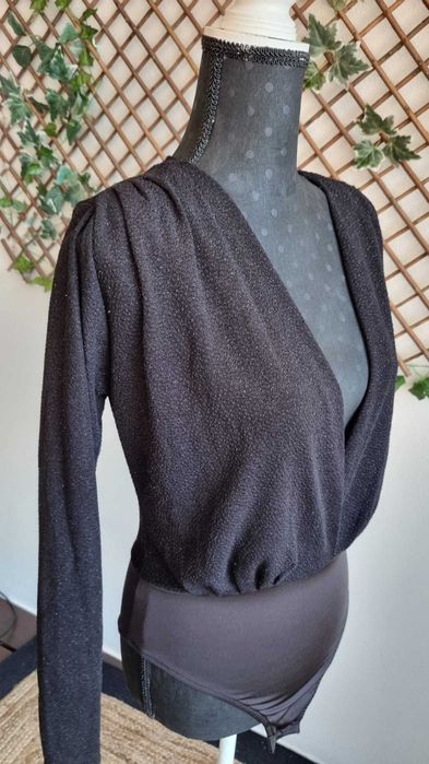 Body preto com brilho discreto - manga comprida - decote em V