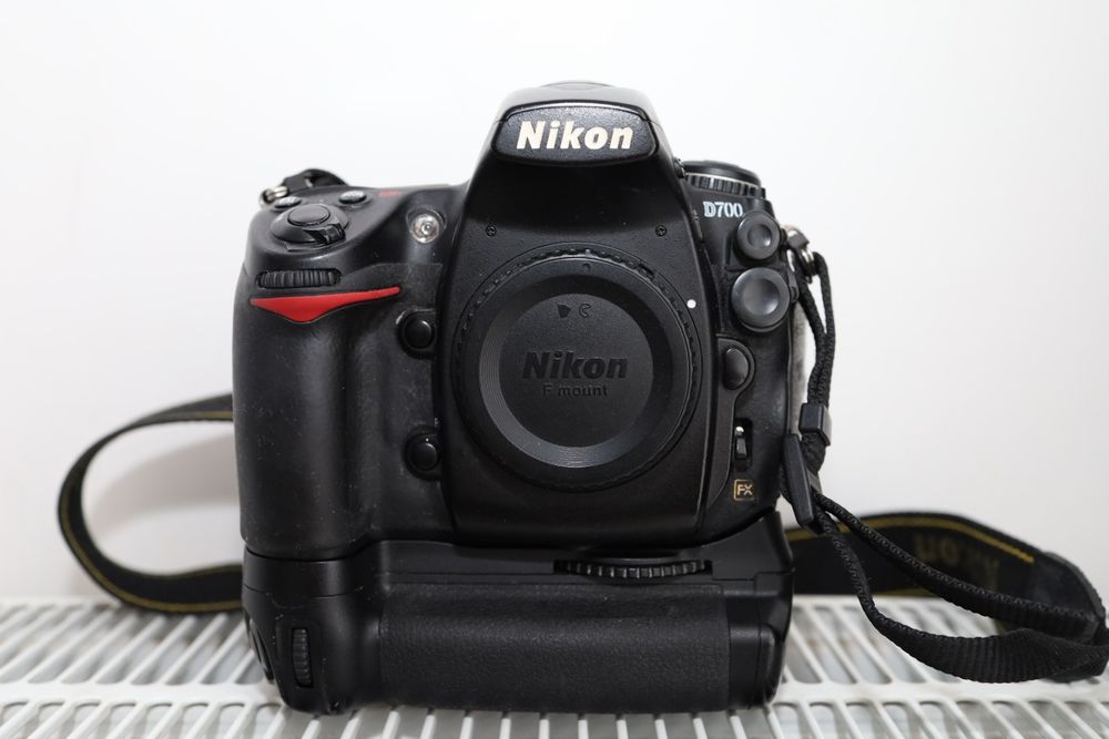 Nikon D700 + бустер+4акб+коробка та зарядне...
