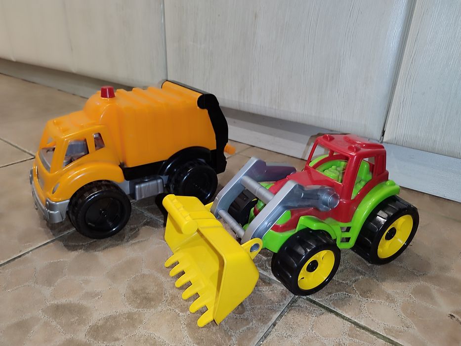 Сміттевіз мусоровоз і трактор