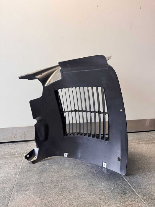 Revestimento da cava de roda frente esquerda