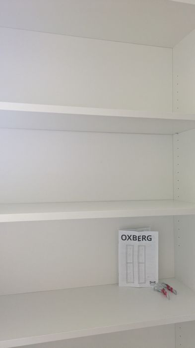 Estante IKEA branca (BILLY/OXBERG) com portas de vidro