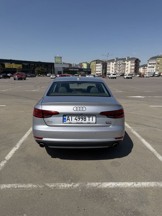 Машина Audi A4 2017 року