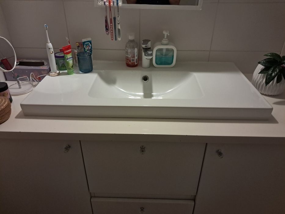 REZERWACJA Masywna szafka łazienkowa z umywalką i kranem