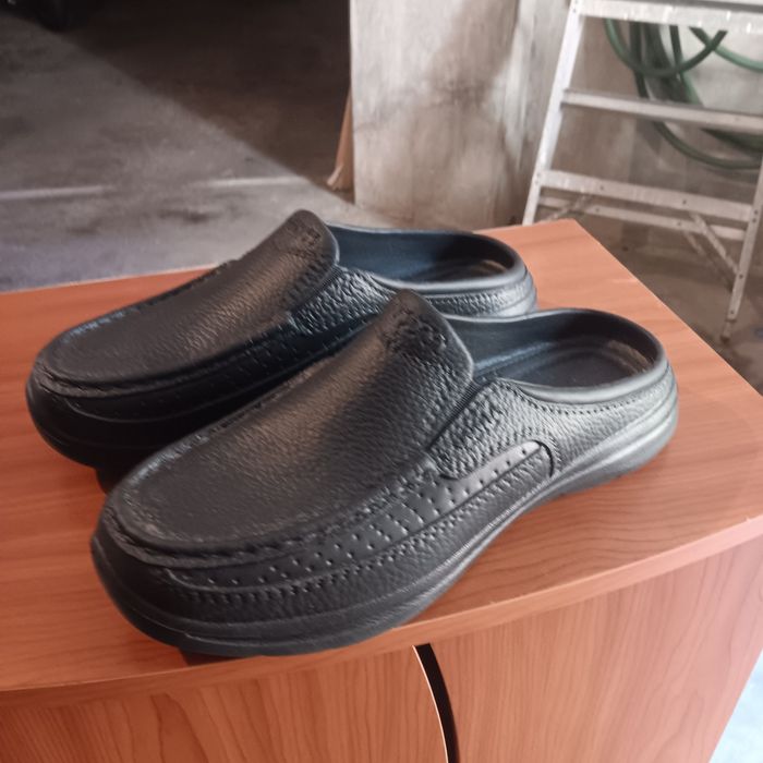 Vendo 1 par de chinelos para homem