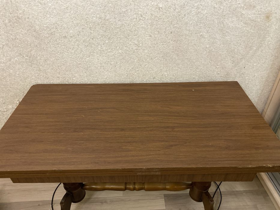 Стіл меблевий.