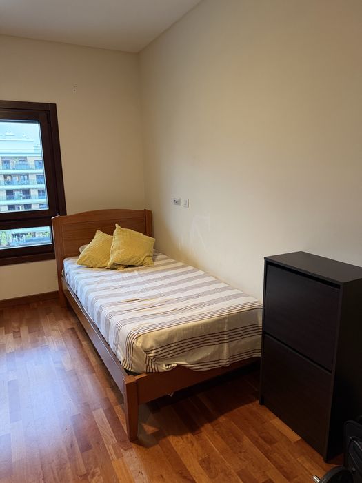 Cama de solteiro, sapateira, e escritorio