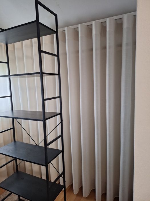 Estante de livros preta