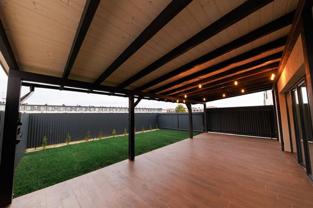 Продаж таунхаусу з двориком