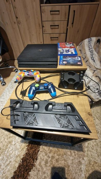 Konsola ps4 + 3 gry