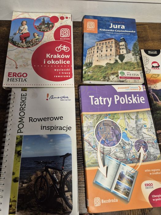 Przewodniki turystyczne z mapami