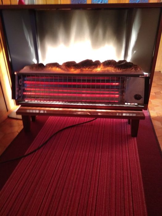 Ozdobny elektryczny kominek grzewczy na nóżkach