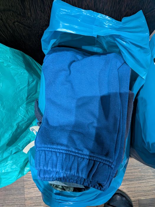 Roupa de menino em bom estado