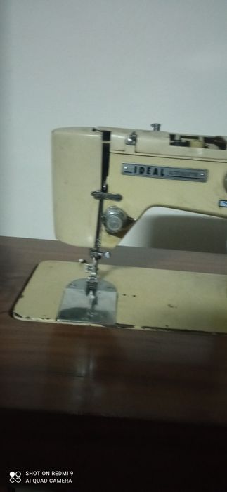 Máquina de costura antiga, com móvel