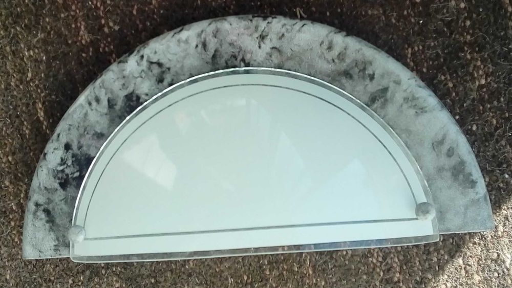 Aplique de parede com 32 cm x 17 cm, cinza e vidro branco.