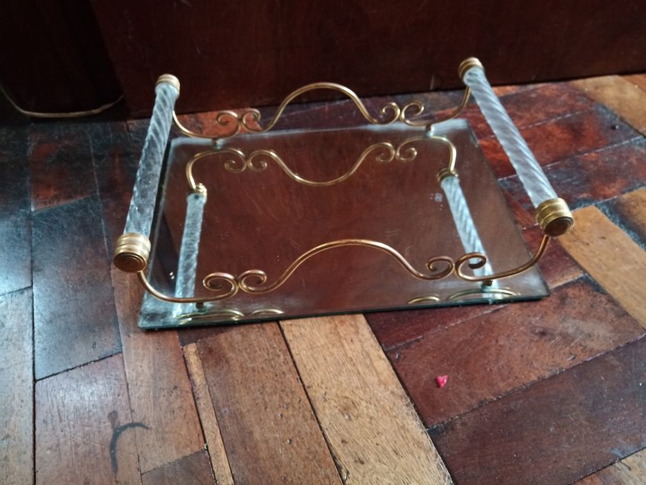 Bandeija de drinks espelhada com pegas em cristal e armação em latão (36cm X 27cm)