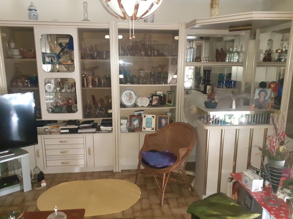 Móveis e motas entre outras coisas de interiores de casa