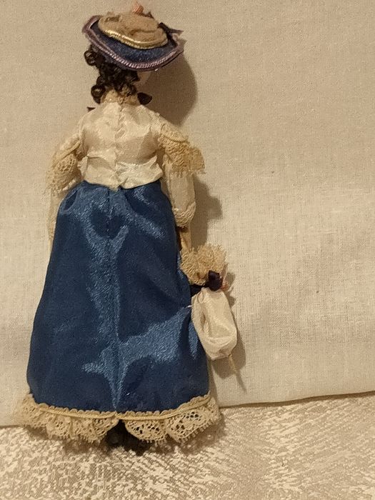 Boneca/ Dama Antiga em Porcelana