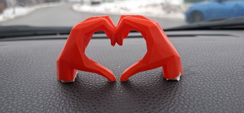 Сердечко з рук на машину