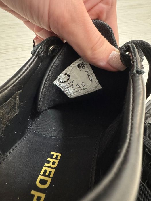 Туфли на шнурках ,,Fred Perry". Черного цвета.