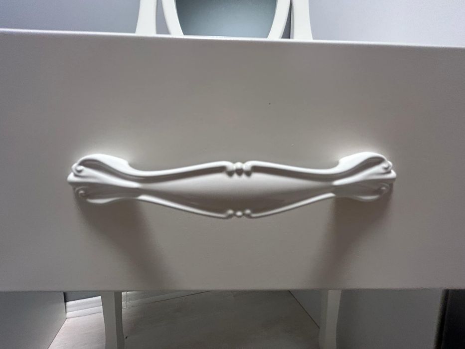 Toaletka z krzesłem