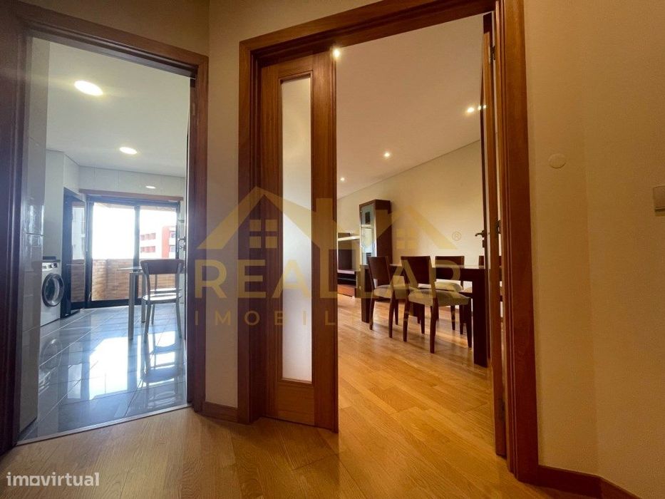 Apartamento T2 Mobilado com Box de Estacionamento em Localização Pr...