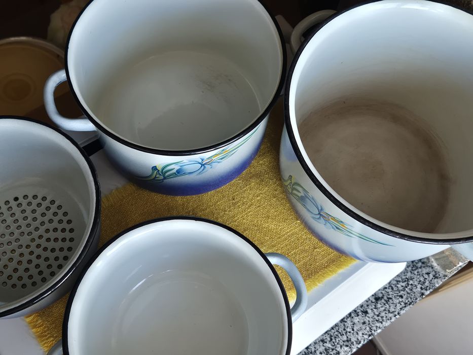 Набір емальованих кастрюль.