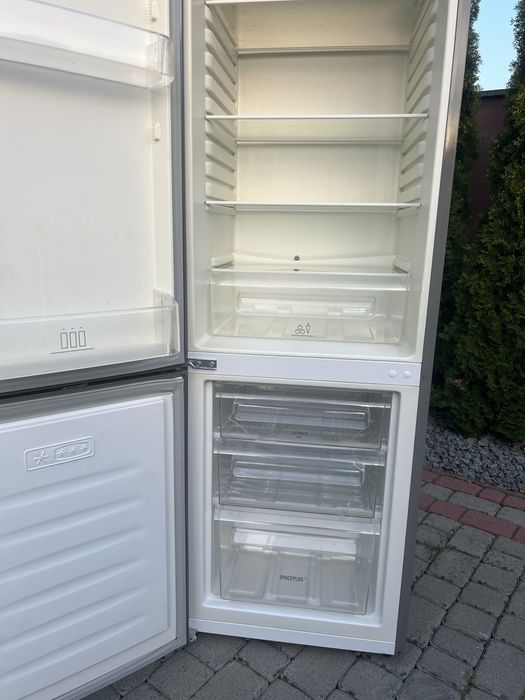 Холодильник з морозилкою Electrolux нержавійка