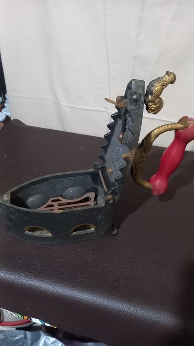 Ferro a carvão antigo com design unico