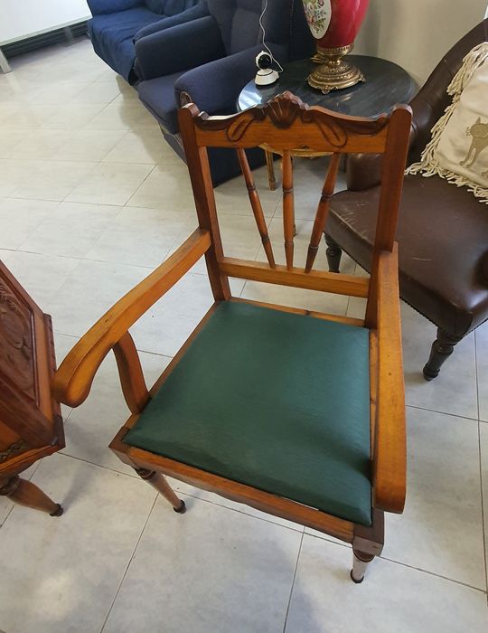 2 Móveis e Mesa sala com 6 Cadeiras e 2 Cadeirões