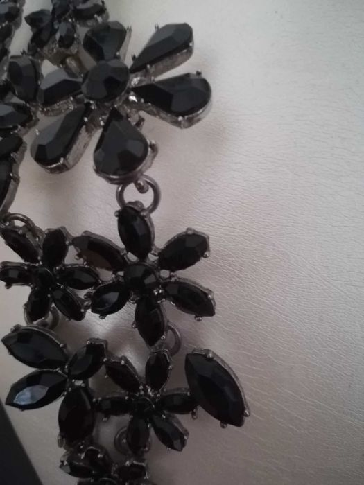 Gargantilha metálica com pedraria