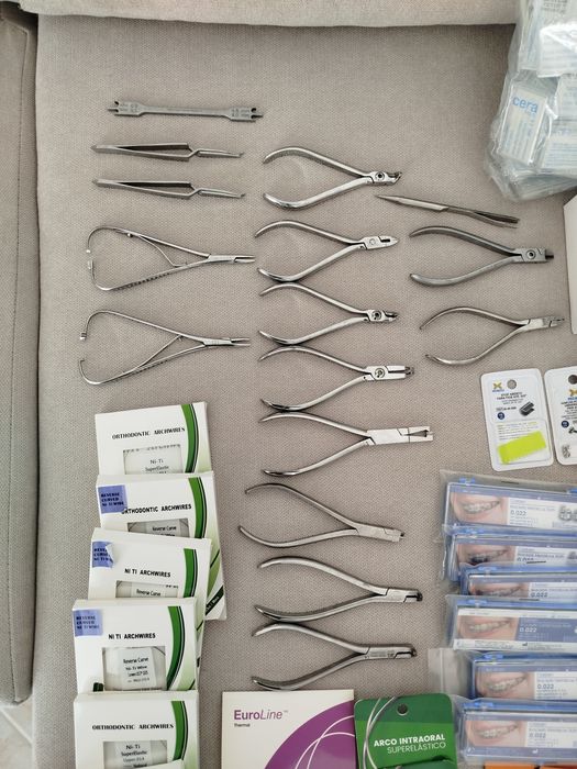 Ortodontia - vários instrumentos e materiais