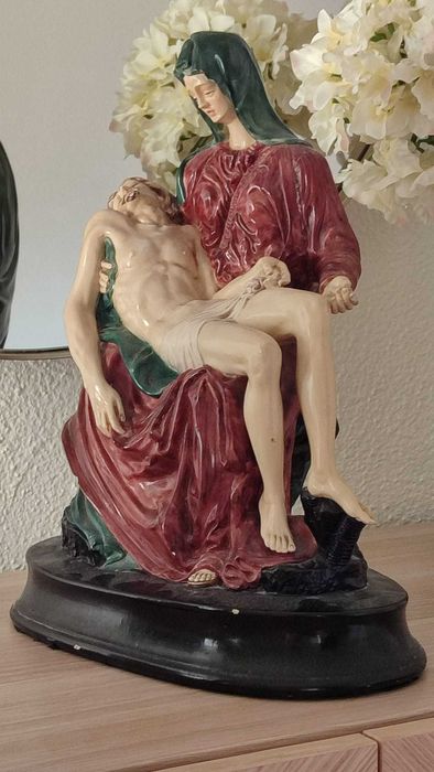 estatueta Pieta ( maria e Jesus )
