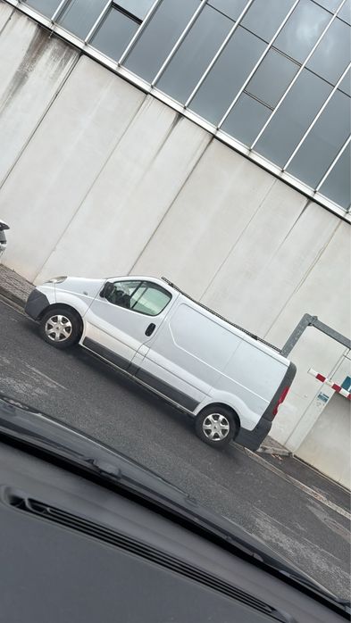Renault Trafic 2.0 em excelente estado, potente Pronta a trabalhar, fiável e ideal para transporte ou uso profissional.