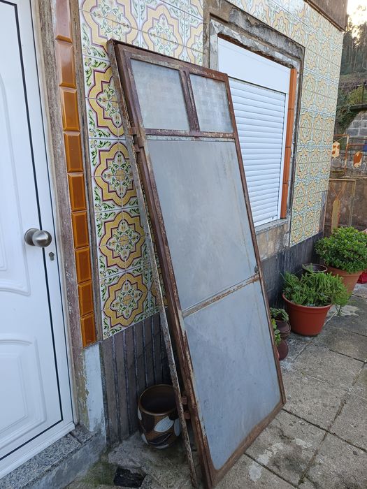 Porta de ferro com aduela