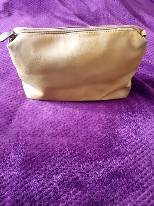 mala ou bolsa de mão em pele (couro) de cor castanho claro ou bege da Parfois