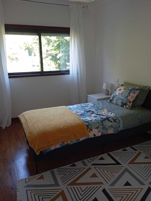 Quarto moderno, confortável e tranquilo