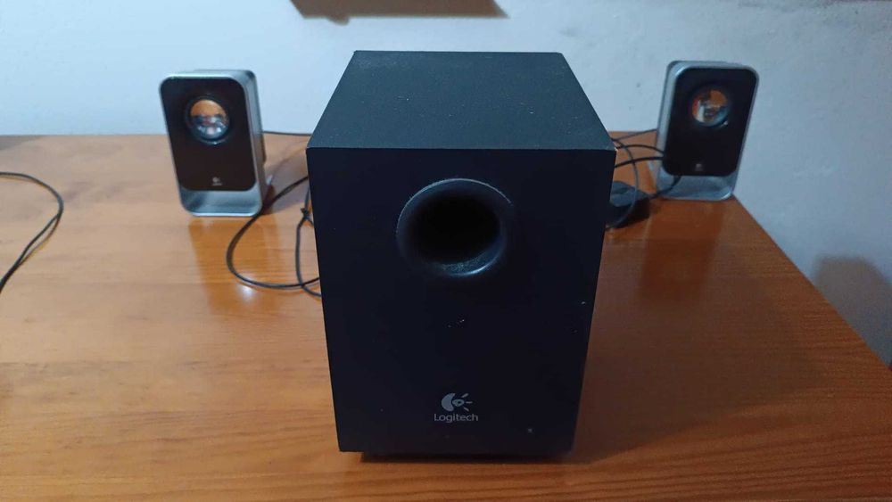 Colunas Logitech ** Sem ruído algum **