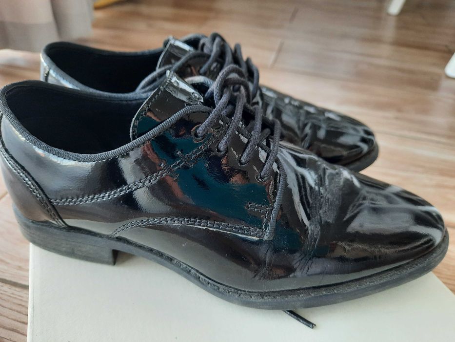 Eleganckie czarne lakierki dla chłopca  Lasocki