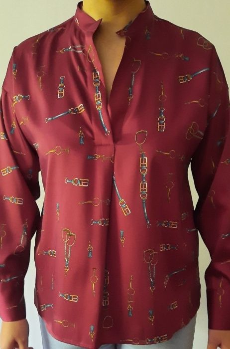 Blusa estampada tons bordeaux floral