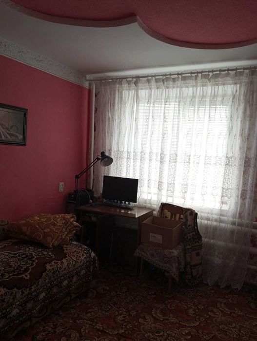 Квартира 2-х кімнатна+гараж біля будинку