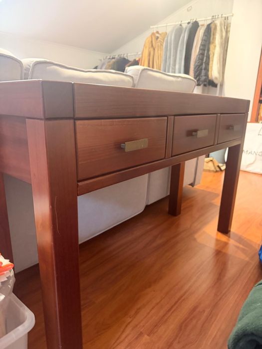 Mesa / Aparador em madeira maciça com 3 gavetas – Excelente estado