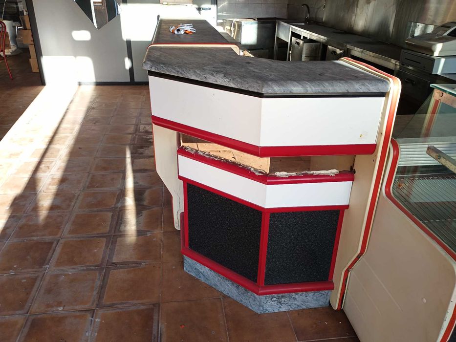 Balcoes de café com frigorificos e montras