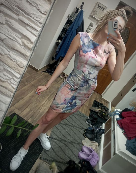 Pastelowa sukienka w kwiaty