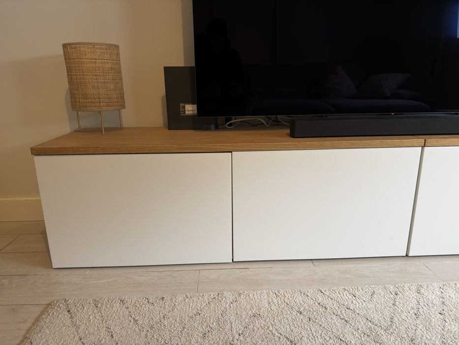 Móvel TV IKEA BESTÅ – branco com tampo em madeira