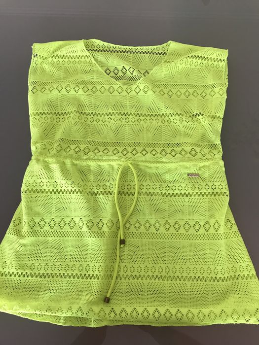 Camisola de praia amarela fluorescente