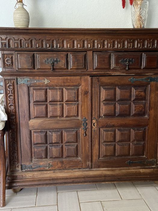 Movel bar com uma prateleira dentro das portas e duas gavetas