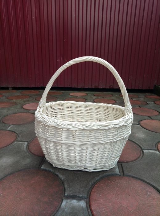 Кошики білі, та  з натуральної лози  для подарунків, квітів та випічки