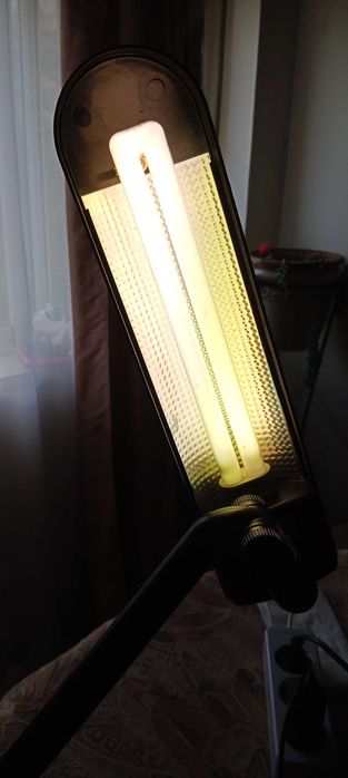 Candeeiro de secretária preto, articulado, com lâmpada.