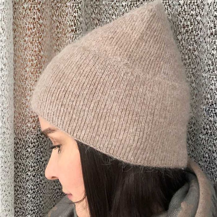 Пухнаста тепла шапка біні з ангори мокко